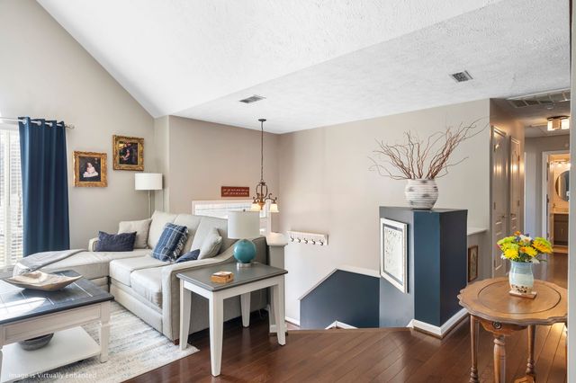 301 Oakwood Cv, La Vergne, TN 37086