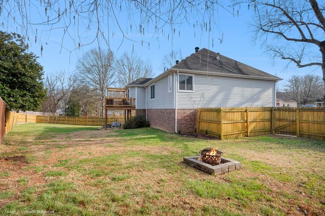 301 Oakwood Cv, La Vergne, TN 37086