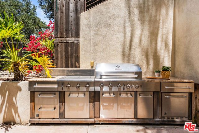 8836 Wonderland Avenue, Los Angeles, CA 90046
