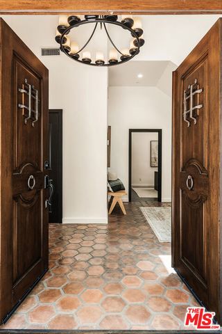 8836 Wonderland Avenue, Los Angeles, CA 90046