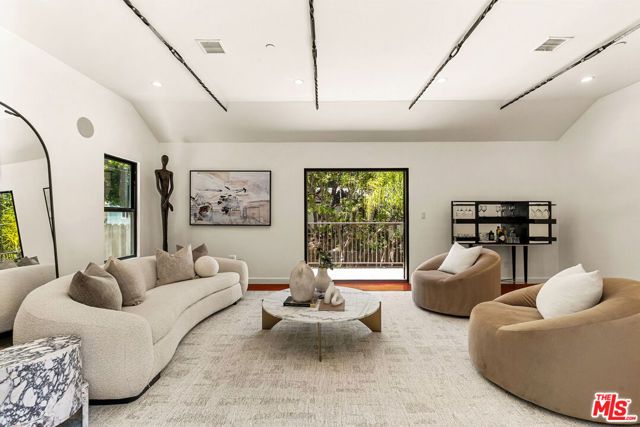 8836 Wonderland Avenue, Los Angeles, CA 90046