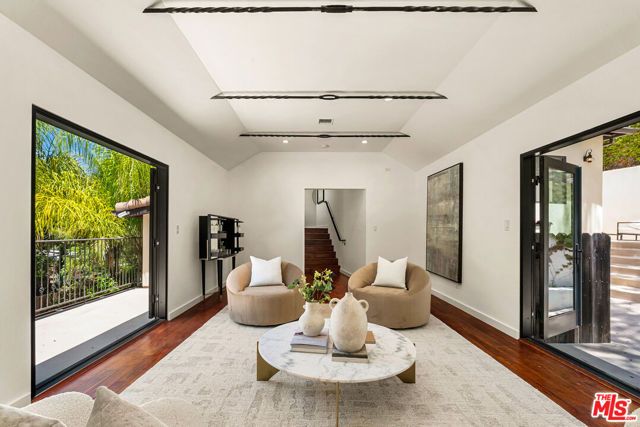 8836 Wonderland Avenue, Los Angeles, CA 90046