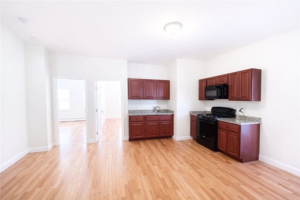 215 State Street B, Bristol, RI 02809