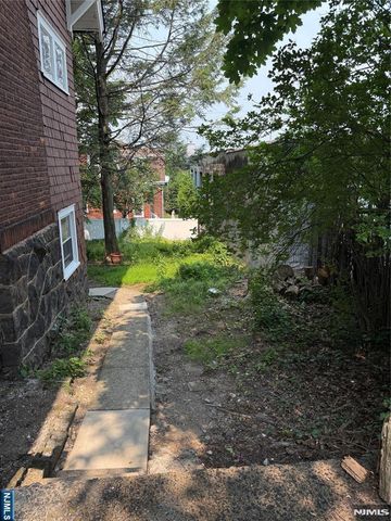 110 Romaine Place, Leonia, NJ 07605