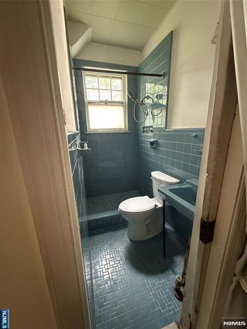 110 Romaine Place, Leonia, NJ 07605