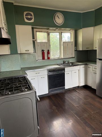 110 Romaine Place, Leonia, NJ 07605
