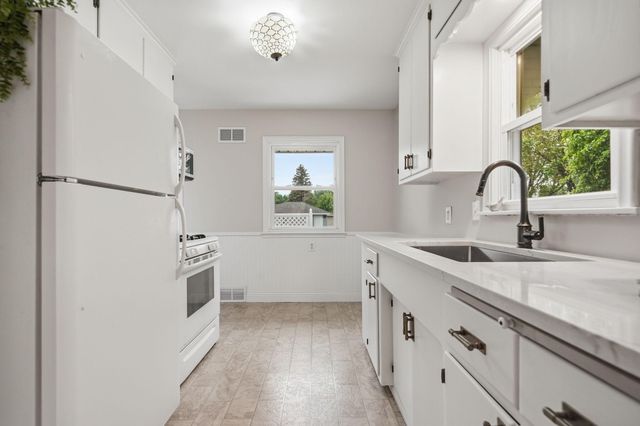 1015 Dionne Street, Roseville, MN 55113