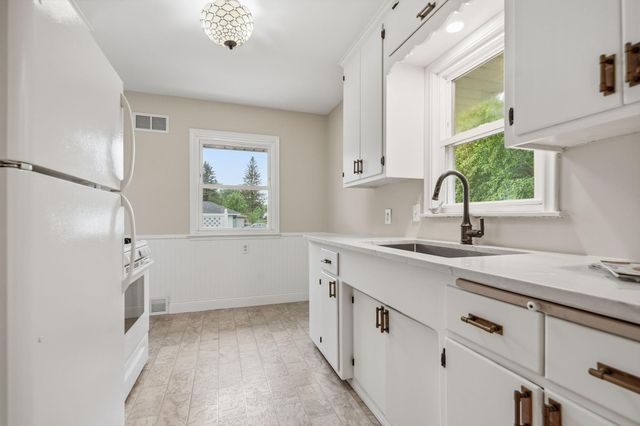 1015 Dionne Street, Roseville, MN 55113