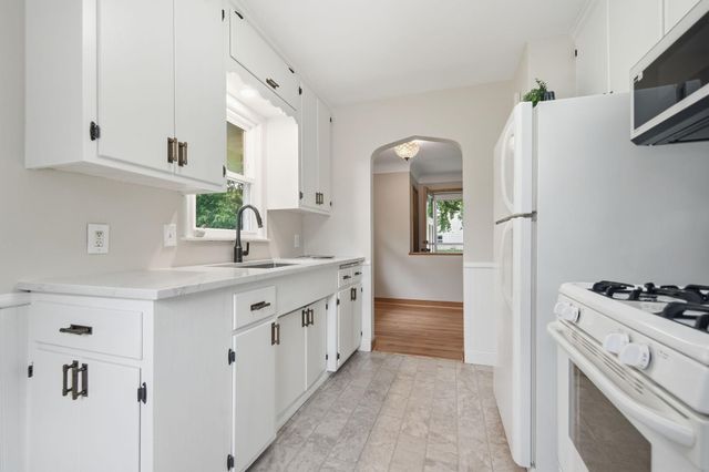 1015 Dionne Street, Roseville, MN 55113