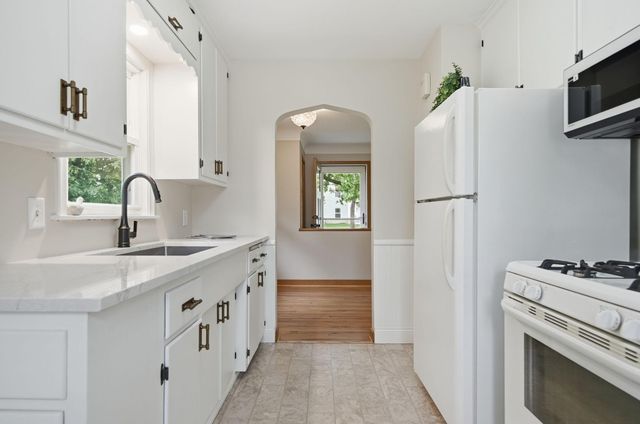 1015 Dionne Street, Roseville, MN 55113