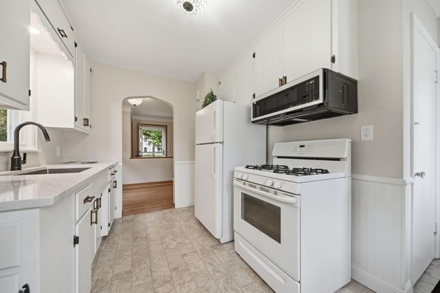 1015 Dionne Street, Roseville, MN 55113