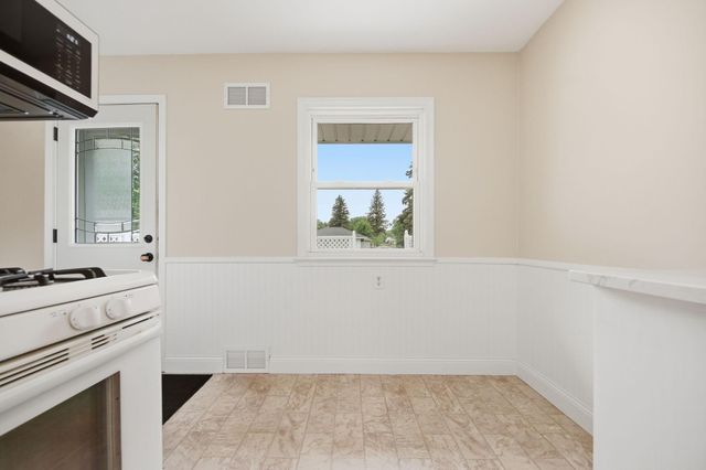 1015 Dionne Street, Roseville, MN 55113