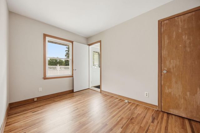 1015 Dionne Street, Roseville, MN 55113