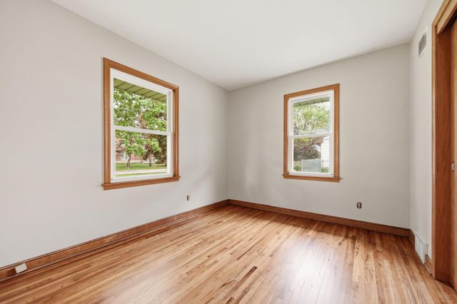 1015 Dionne Street, Roseville, MN 55113