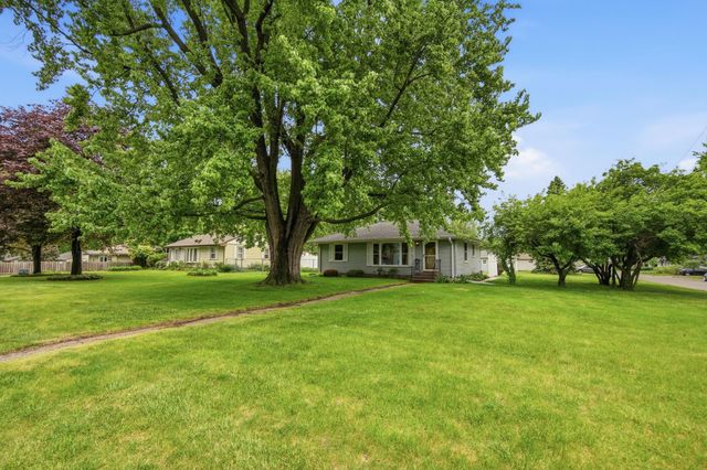 1015 Dionne Street, Roseville, MN 55113