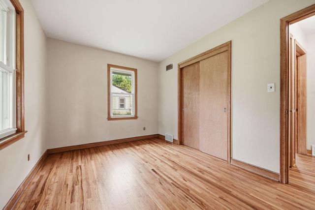 1015 Dionne Street, Roseville, MN 55113