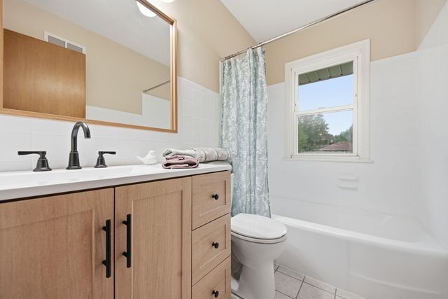 1015 Dionne Street, Roseville, MN 55113