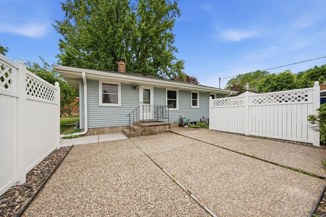 1015 Dionne Street, Roseville, MN 55113