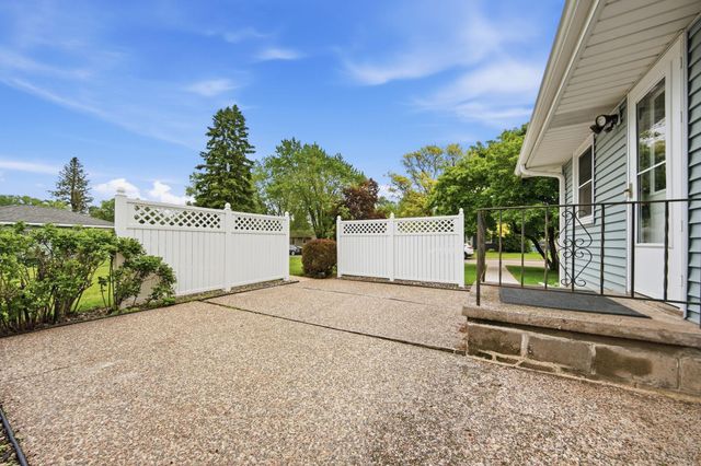 1015 Dionne Street, Roseville, MN 55113