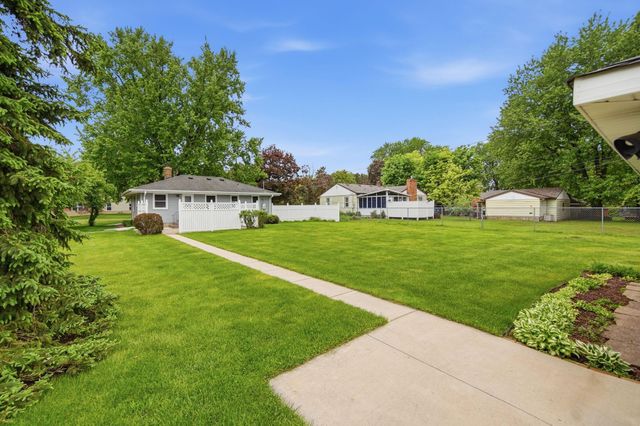 1015 Dionne Street, Roseville, MN 55113