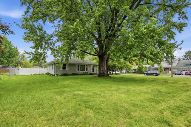 1015 Dionne Street, Roseville, MN 55113