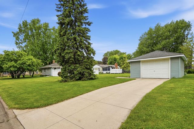 1015 Dionne Street, Roseville, MN 55113