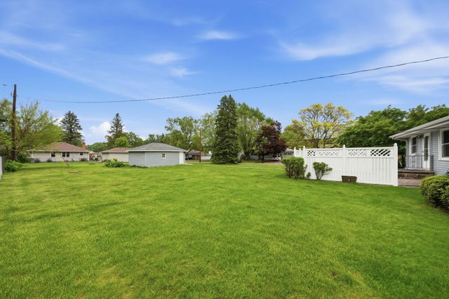 1015 Dionne Street, Roseville, MN 55113