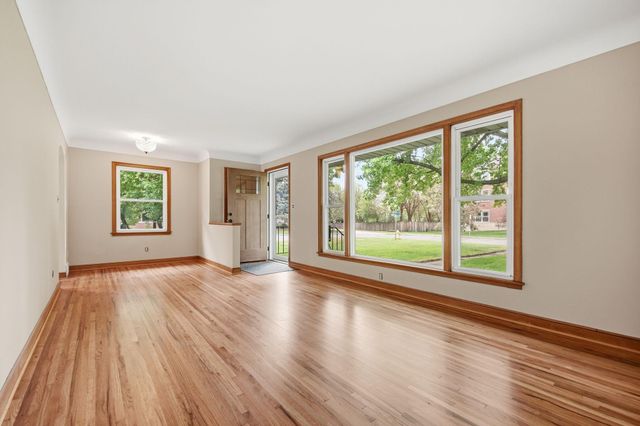 1015 Dionne Street, Roseville, MN 55113