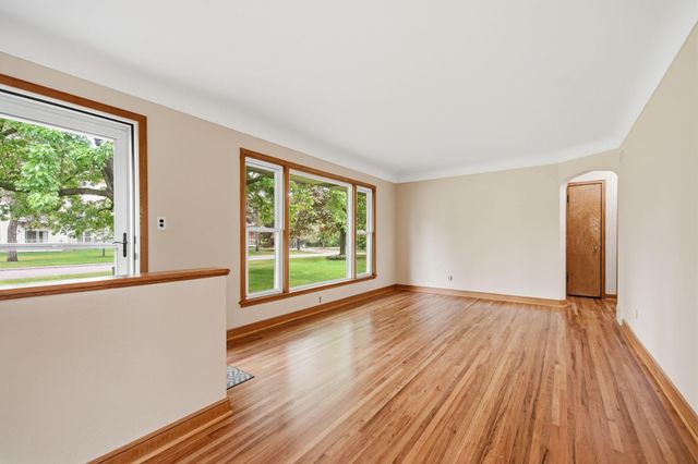 1015 Dionne Street, Roseville, MN 55113