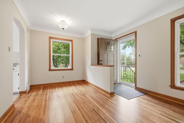 1015 Dionne Street, Roseville, MN 55113