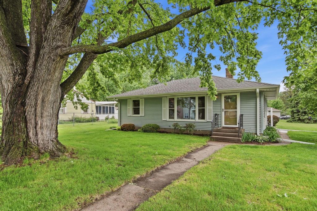 1015 Dionne Street, Roseville, MN 55113