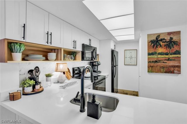 600 Neapolitan WAY 353, Naples, FL 34103