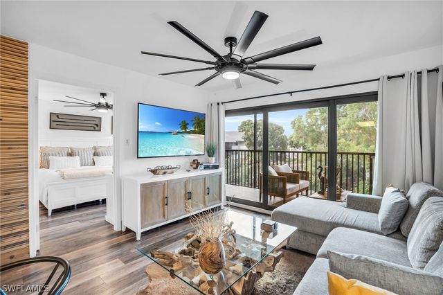 600 Neapolitan WAY 353, Naples, FL 34103