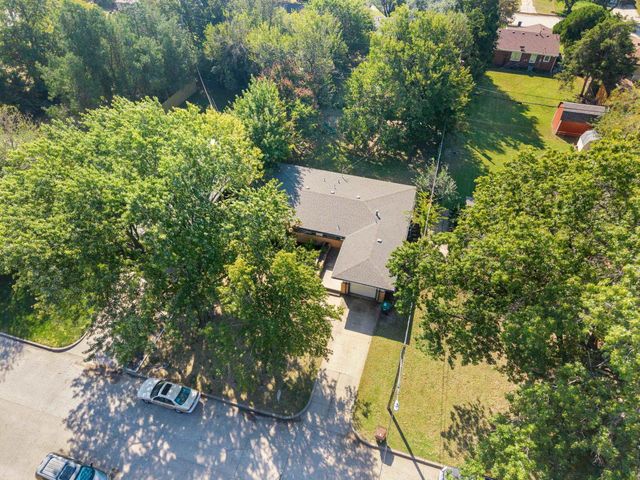 8319 E Indianapolis St, Wichita, KS 67207