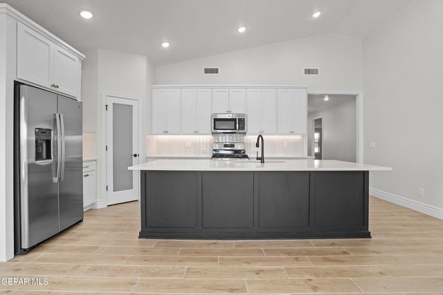 609 Paseo De La Reina Street, Horizon City, TX 79928