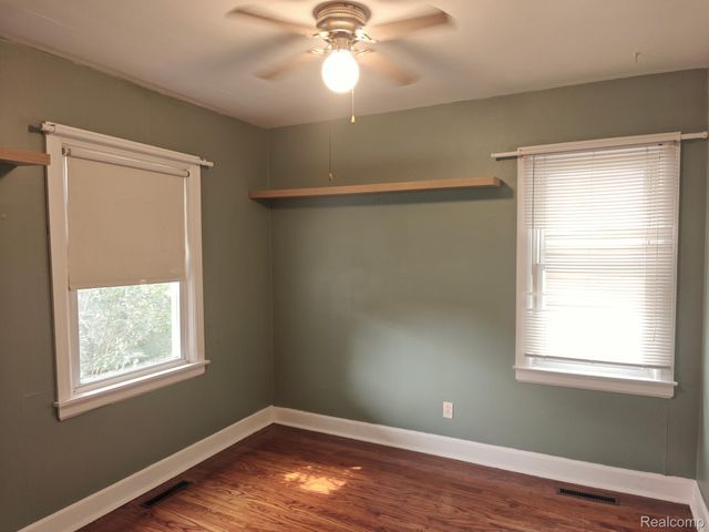 5722 N Silvery Lane, Dearborn Heights, MI 48127