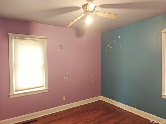 5722 N Silvery Lane, Dearborn Heights, MI 48127