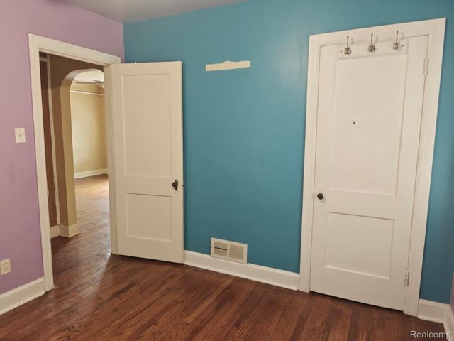 5722 N Silvery Lane, Dearborn Heights, MI 48127