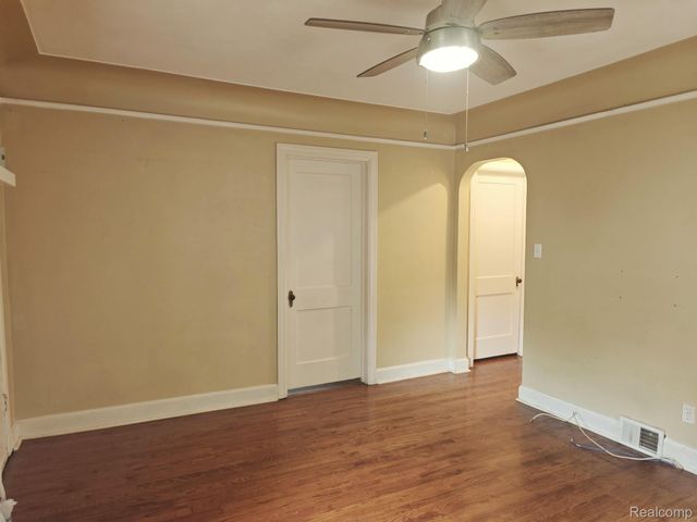 5722 N Silvery Lane, Dearborn Heights, MI 48127