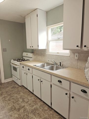 5722 N Silvery Lane, Dearborn Heights, MI 48127