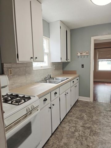 5722 N Silvery Lane, Dearborn Heights, MI 48127