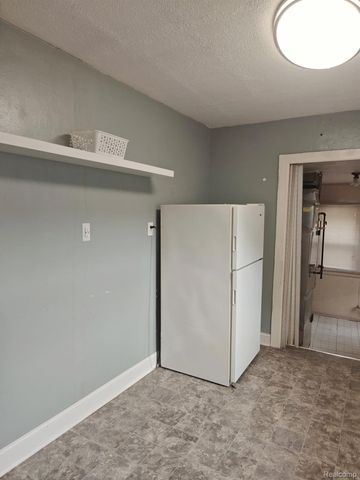 5722 N Silvery Lane, Dearborn Heights, MI 48127