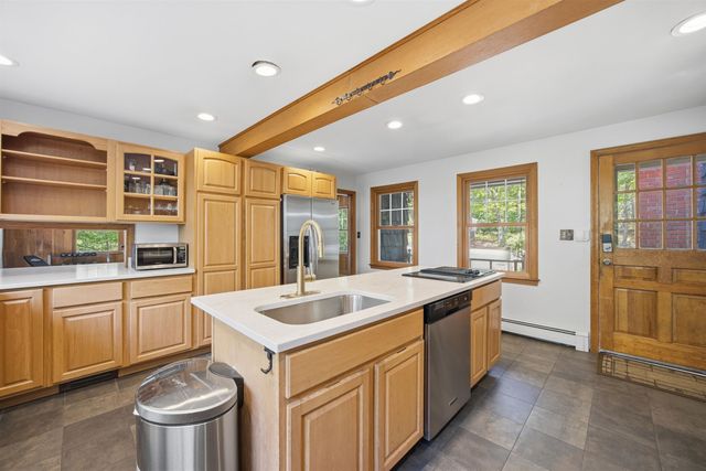5 Pinecrest Circle, Bedford, NH 03110
