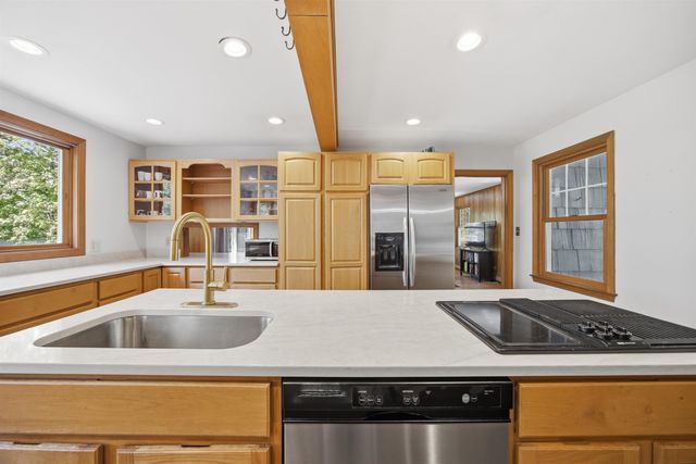 5 Pinecrest Circle, Bedford, NH 03110