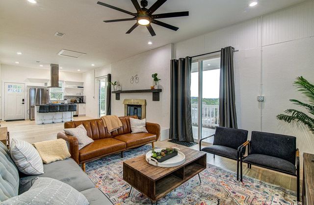 215 Coyote LN, Burnet, TX 78611