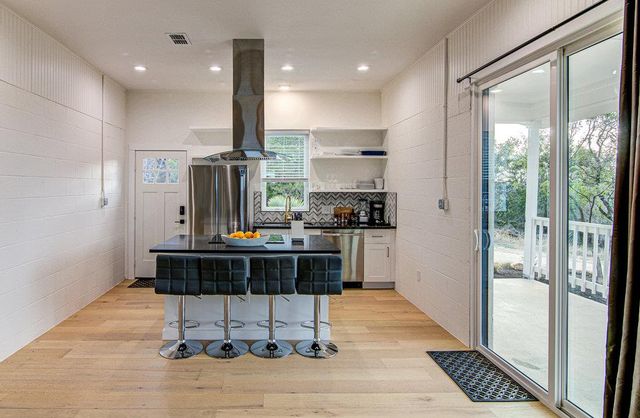 215 Coyote LN, Burnet, TX 78611