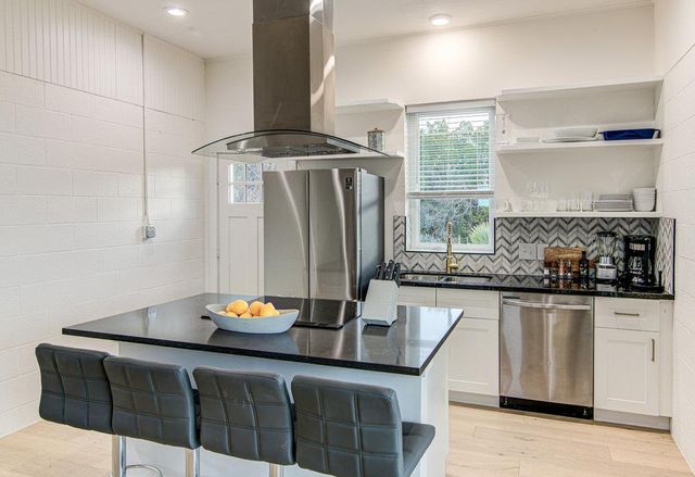 215 Coyote LN, Burnet, TX 78611