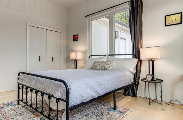 215 Coyote LN, Burnet, TX 78611