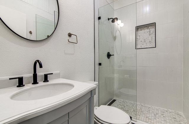 215 Coyote LN, Burnet, TX 78611