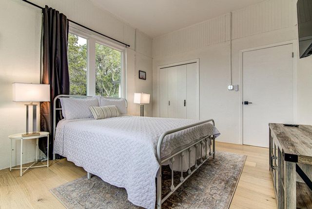 215 Coyote LN, Burnet, TX 78611